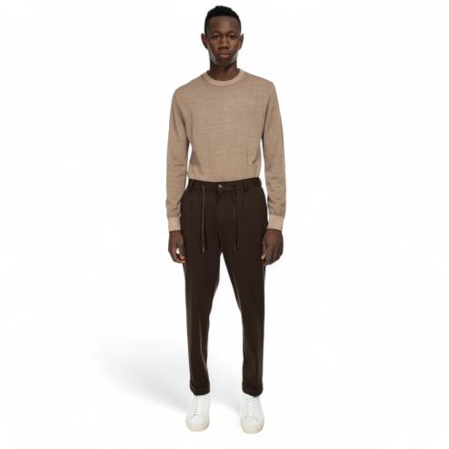 Outfit pantaloni chinos marroni