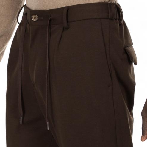 Outfit pantaloni chinos marroni
