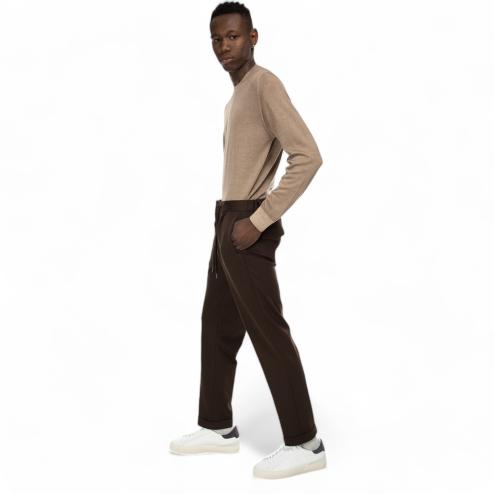 Outfit pantaloni chinos marroni