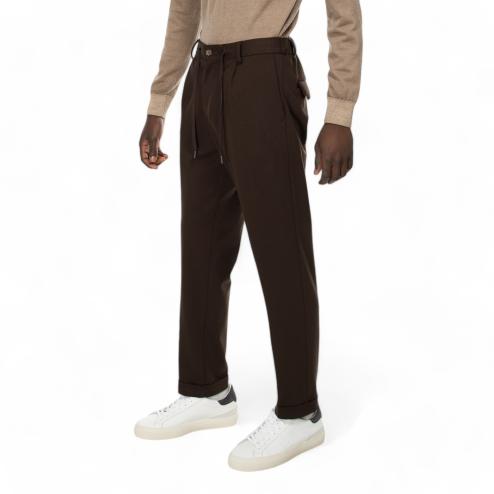 Outfit pantaloni chinos marroni