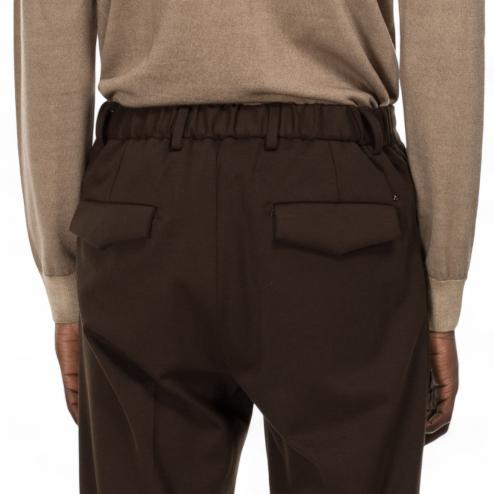 Outfit pantaloni chinos marroni
