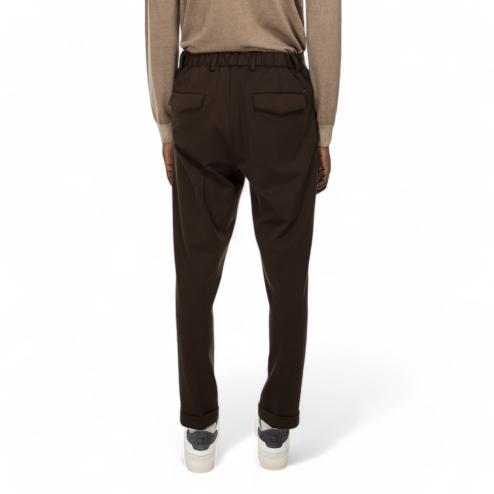 Outfit pantaloni chinos marroni