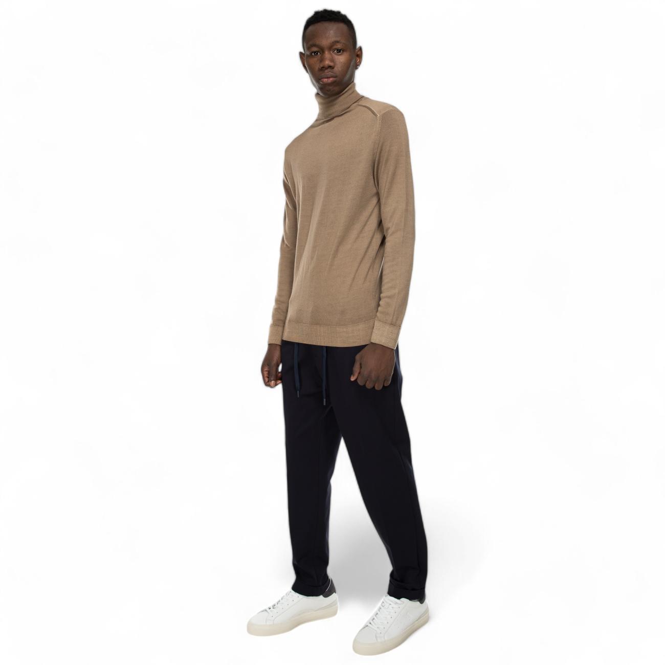 Outfit upper beige collar sweater