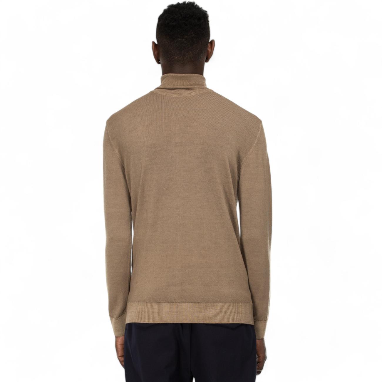 Outfit upper beige collar sweater