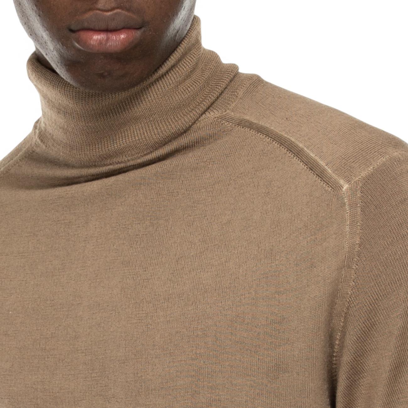 Outfit upper beige collar sweater