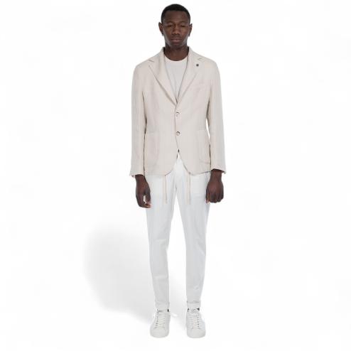 Outfit giacca beige in lino
