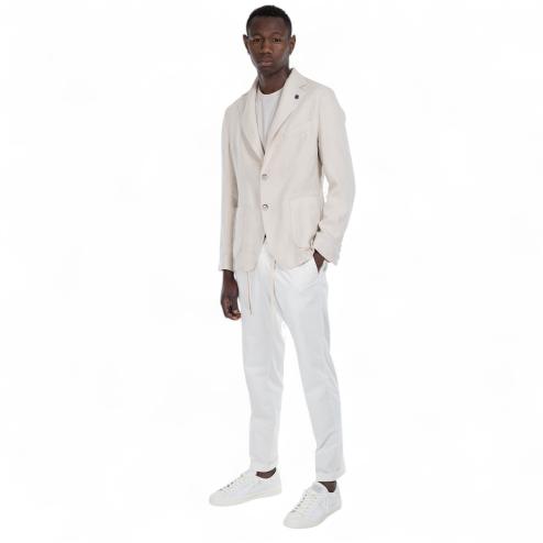 Outfit giacca beige in lino