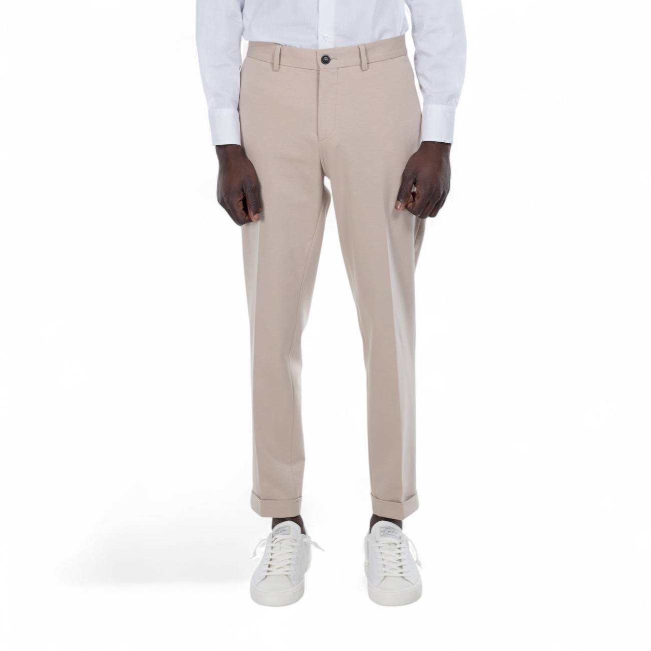 Outfit beige trousers