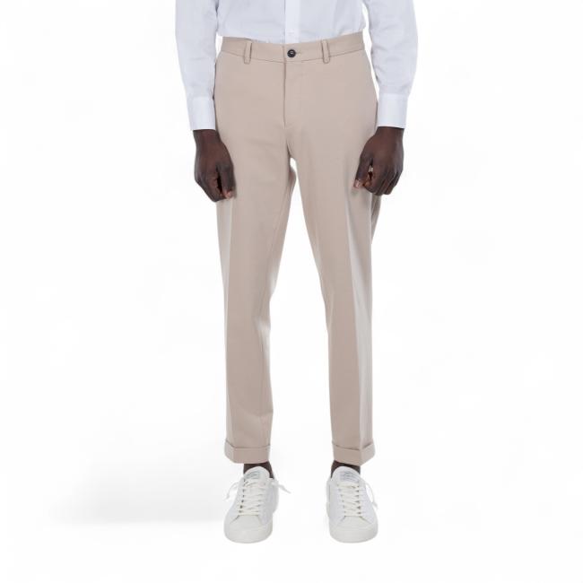 Outfit pantalone beige