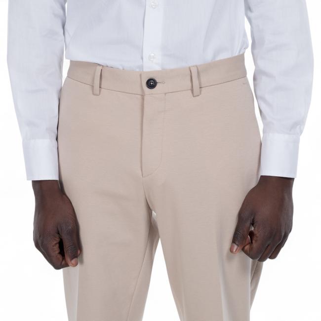 Outfit pantalone beige
