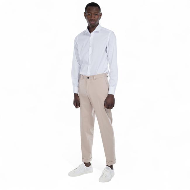 Outfit pantalone beige
