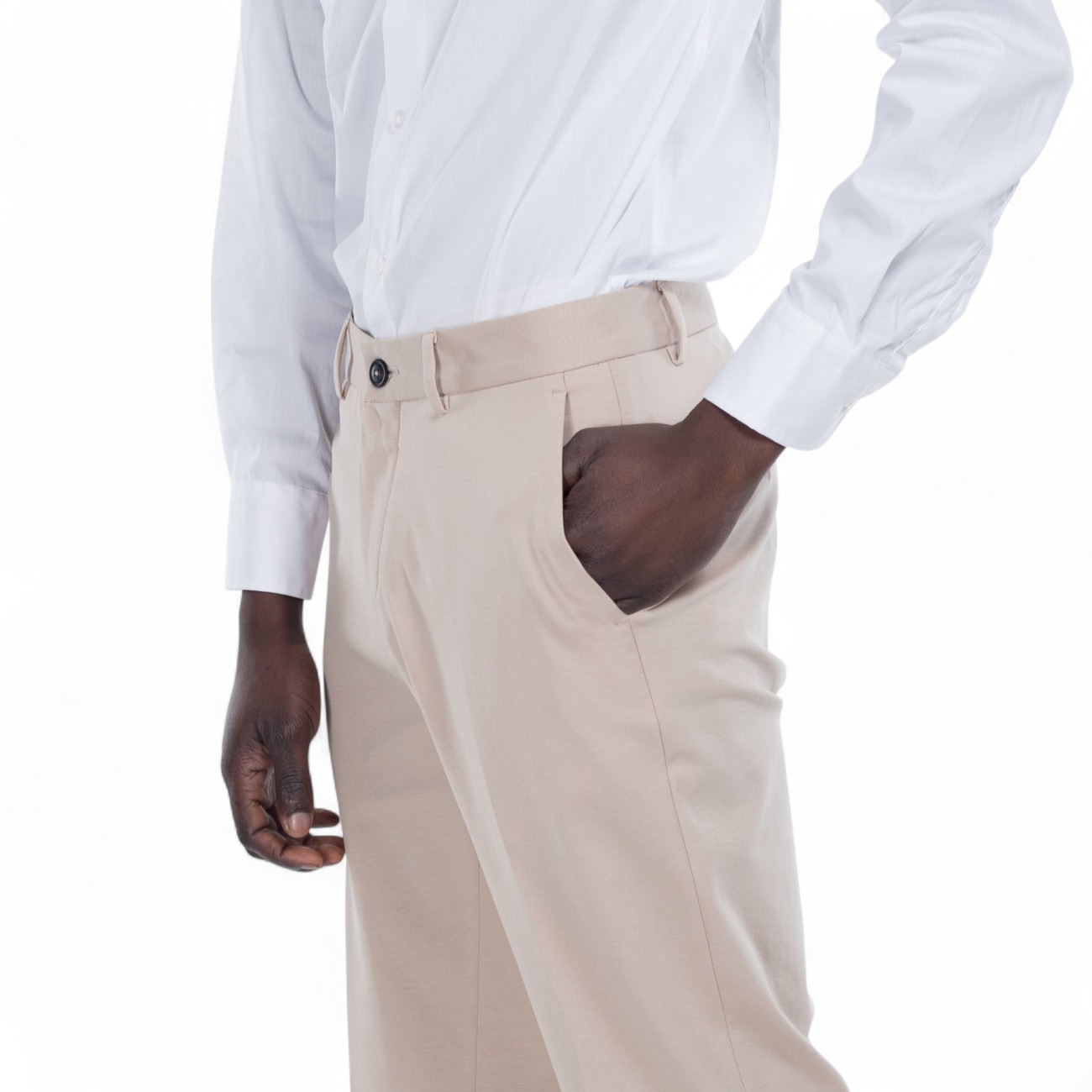 Outfit beige trousers