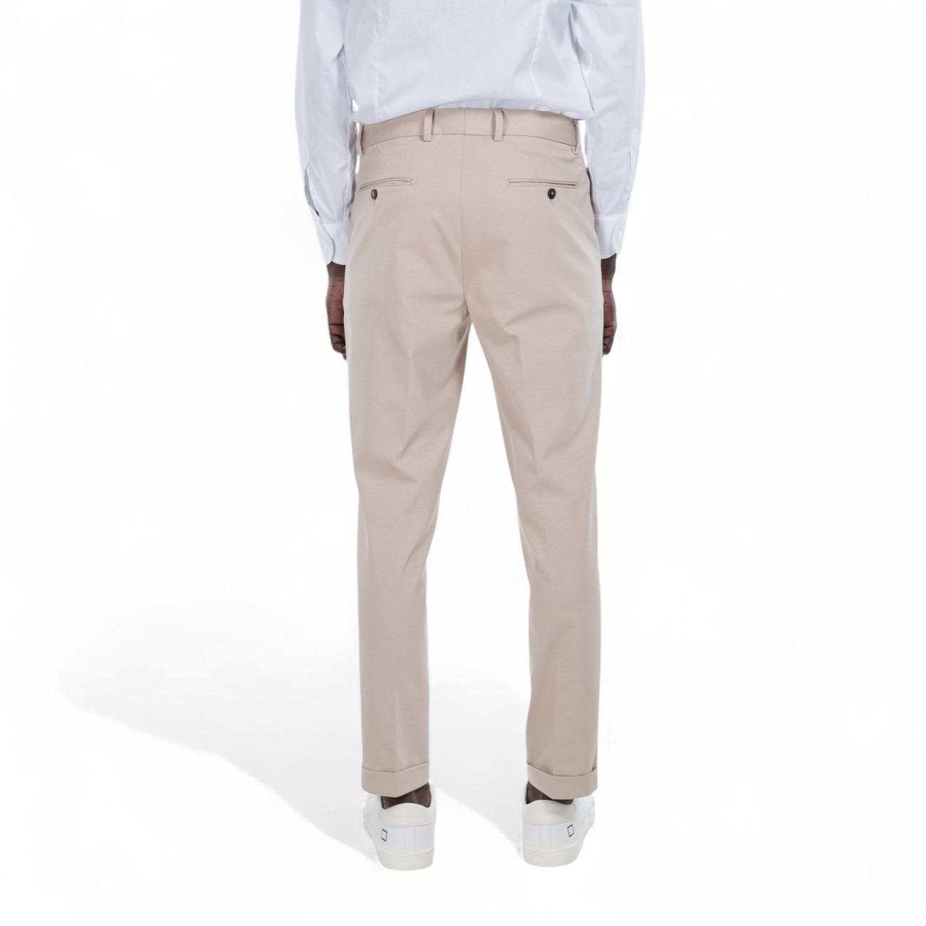 Outfit beige trousers