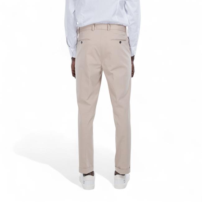 Outfit pantalone beige
