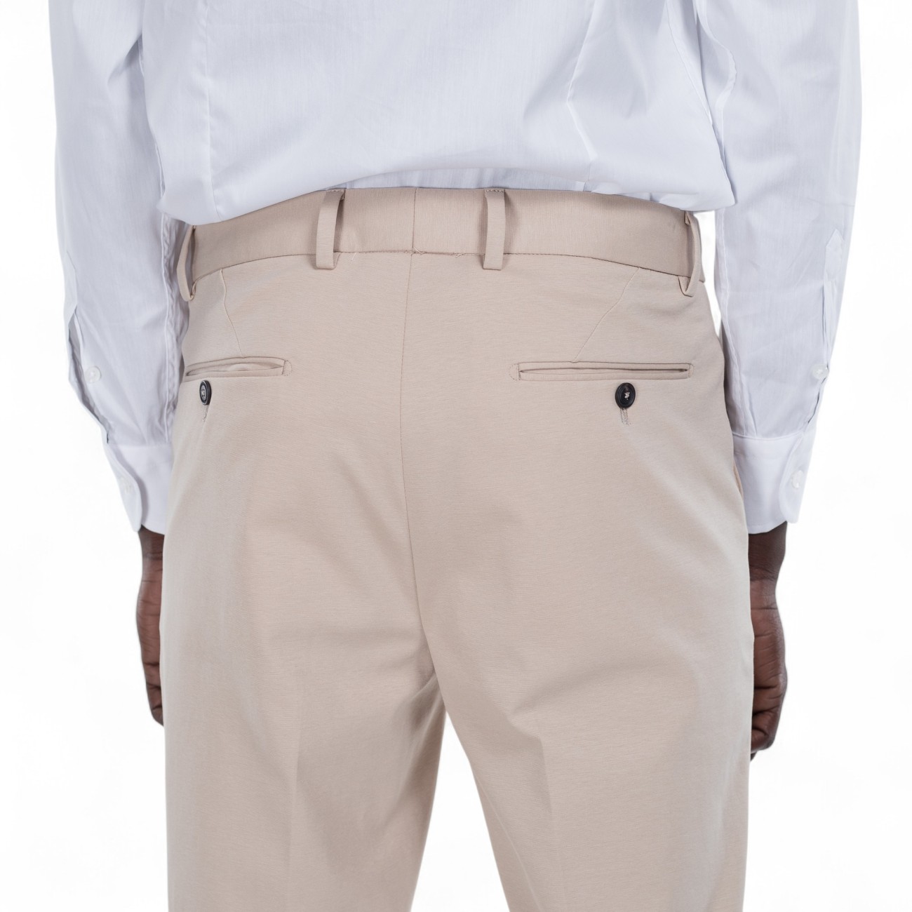 Outfit beige trousers