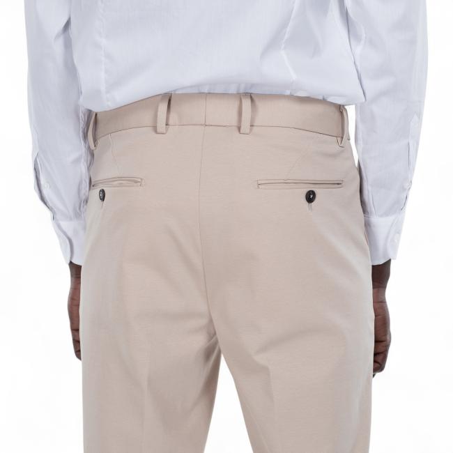 Outfit pantalone beige