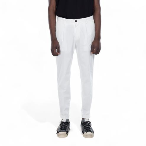 Outfit pantalone bianco morbido