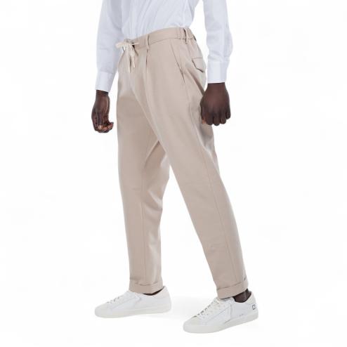 Outfit pantaloni beige con coulisse