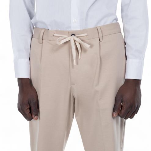 Outfit pantaloni beige con coulisse