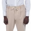 Outfit pantaloni beige con coulisse