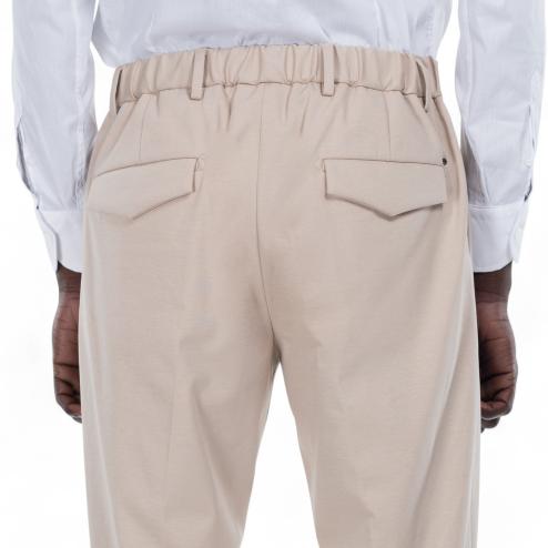 Outfit pantaloni beige con coulisse