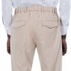 Outfit pantaloni beige con coulisse