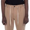 Outfit pantaloni beige con coulisse