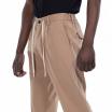 Outfit pantaloni beige con coulisse