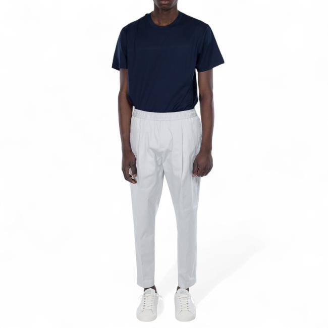Outfit pantaloni grigi con elastico in vita
