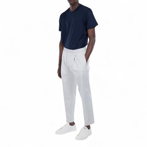Outfit pantaloni grigi con elastico in vita