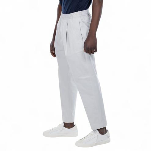 Outfit pantaloni grigi con elastico in vita