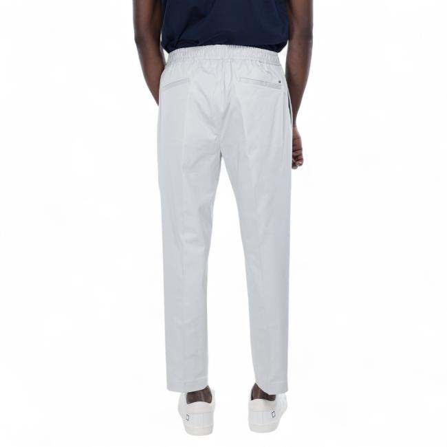 Outfit pantaloni grigi con elastico in vita