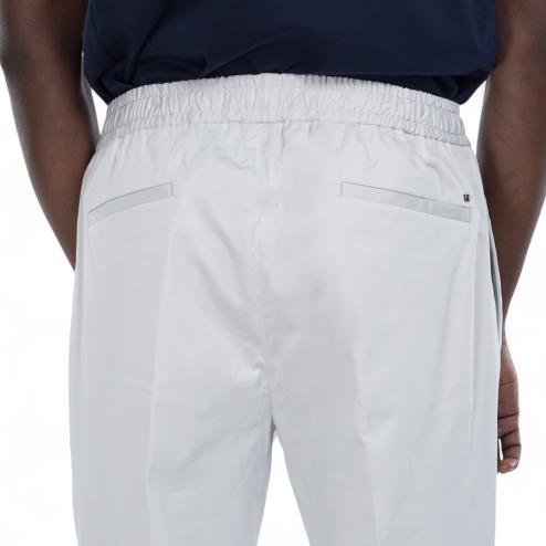Outfit pantaloni grigi con elastico in vita