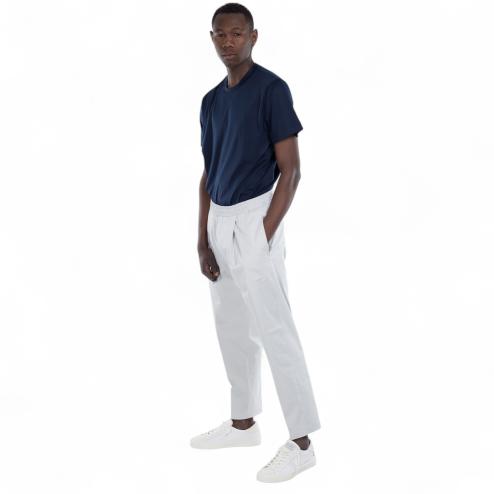 Outfit pantaloni grigi con elastico in vita