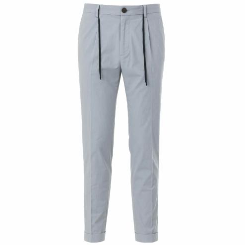 Outfit pantaloni grigi leggeri con coulisse