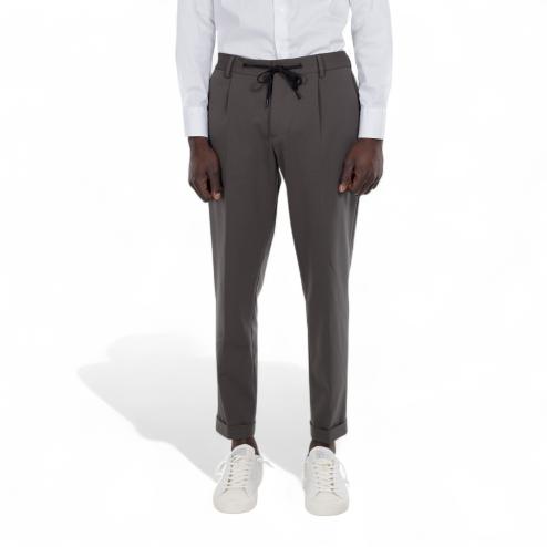 Outfit pantaloni verdi con coulisse