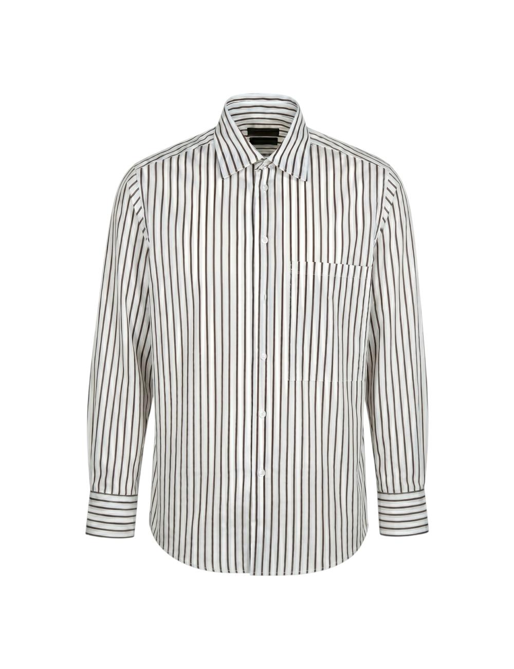Outfit camicia bianca a righe