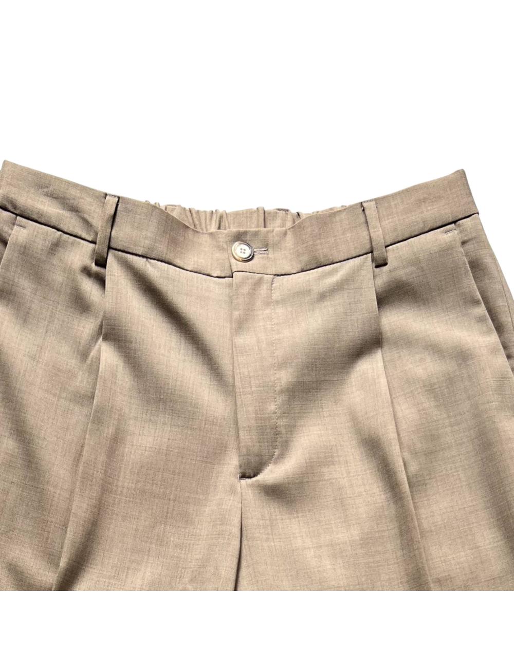Outfit pantalone beige...