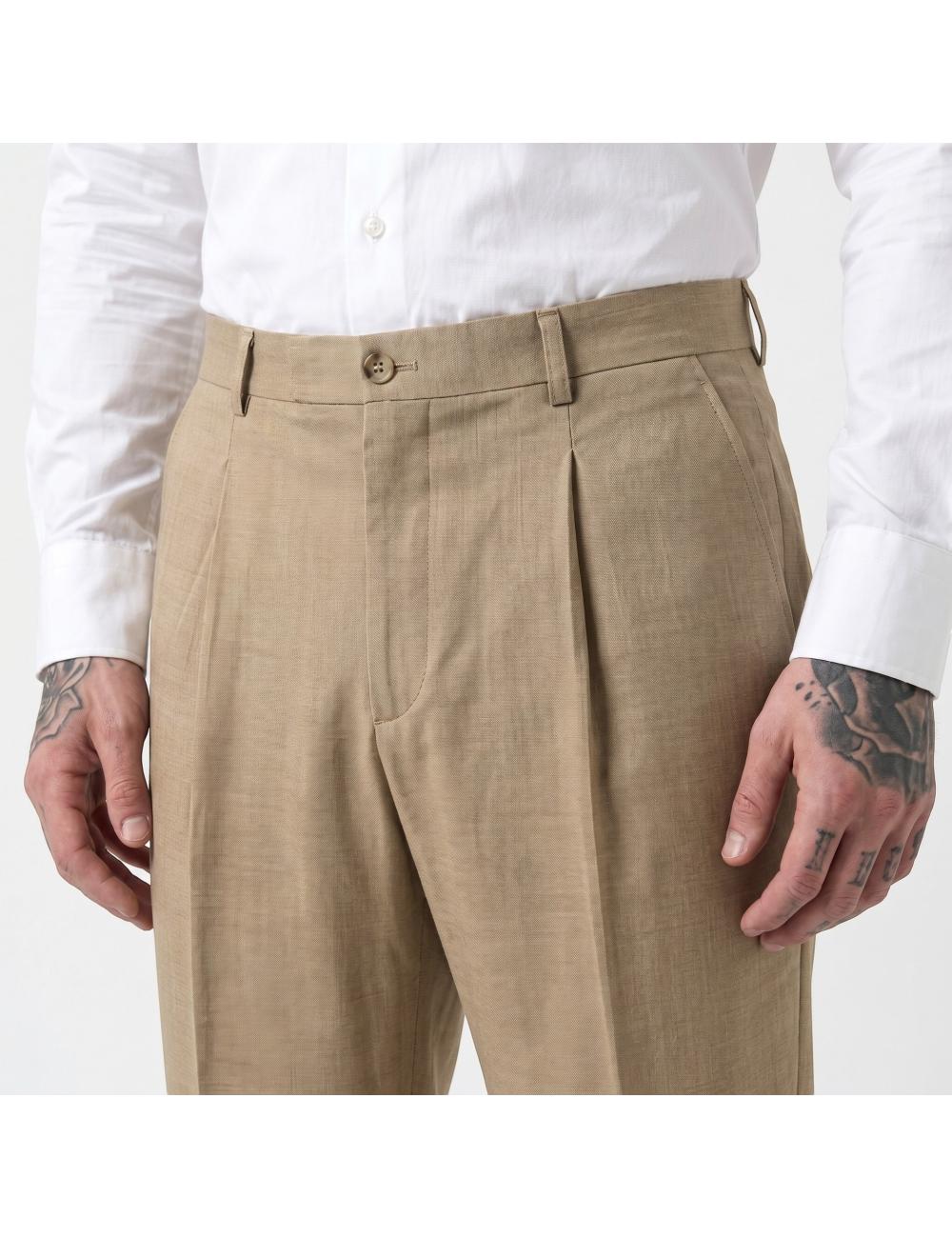 Outfit pantalone beige...