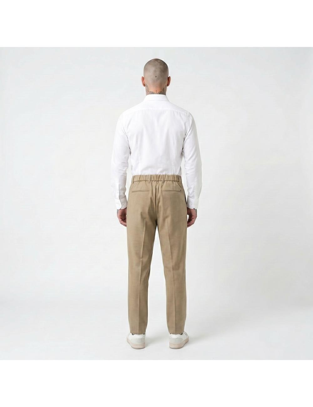 Outfit pantalone beige...