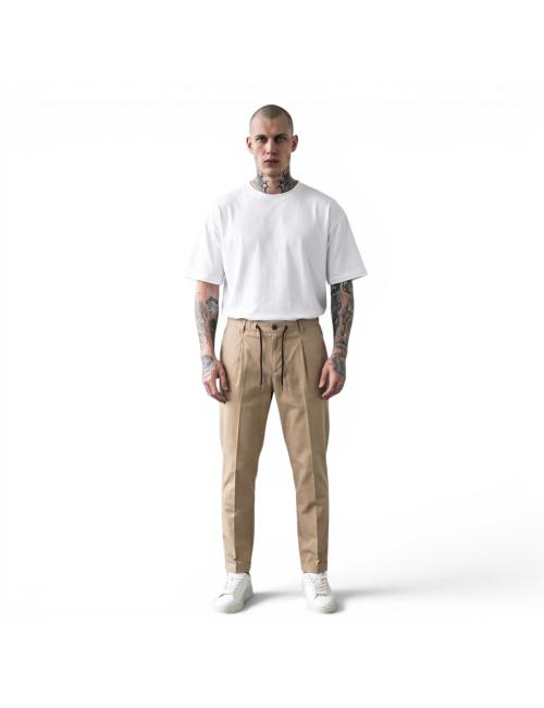 Outfit pantaloni beige con...