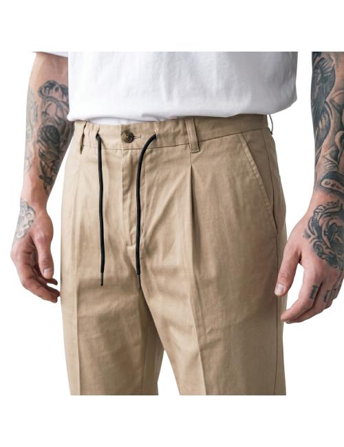 Outfit pantaloni beige con...