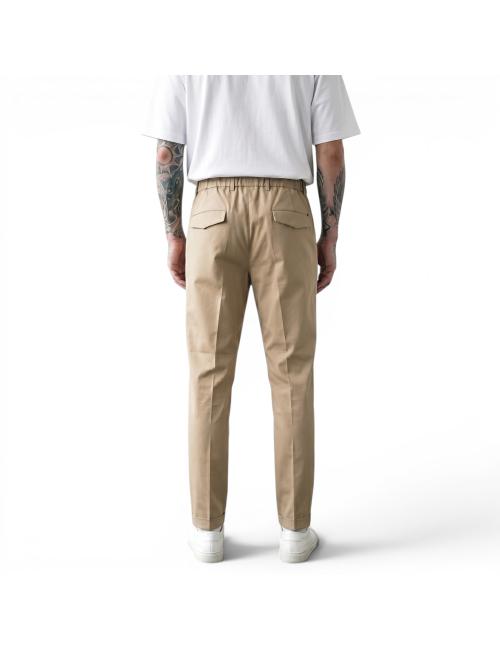 Outfit pantaloni beige con...
