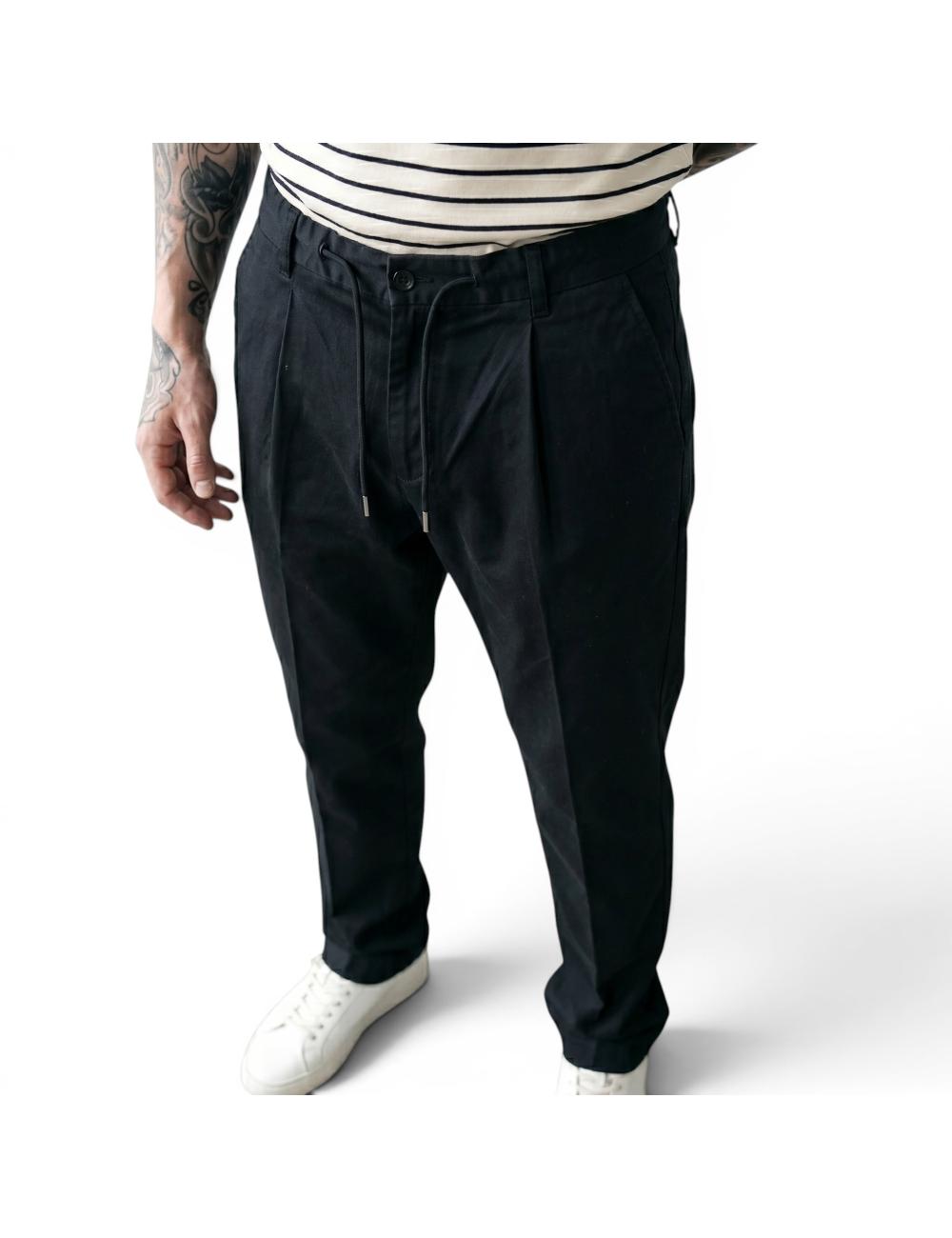 Outfit pantaloni neri con...