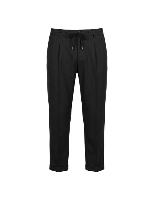 Outfit pantaloni neri leggeri