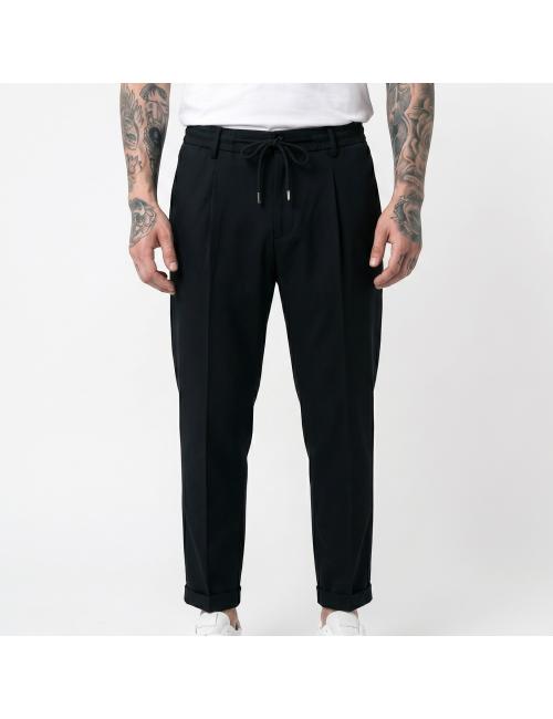 Outfit pantaloni neri leggeri