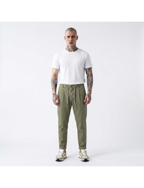 Outfit pantaloni verdi con...