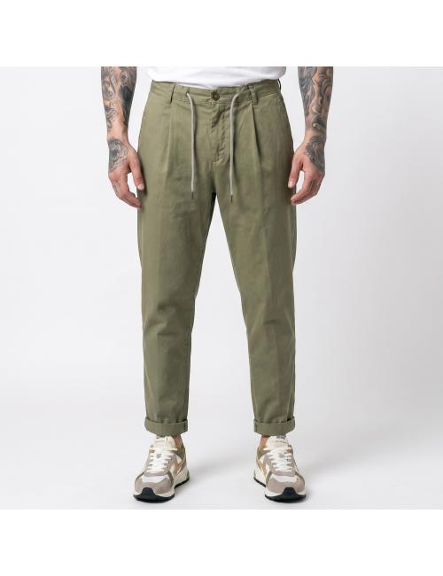 Outfit pantaloni verdi con...