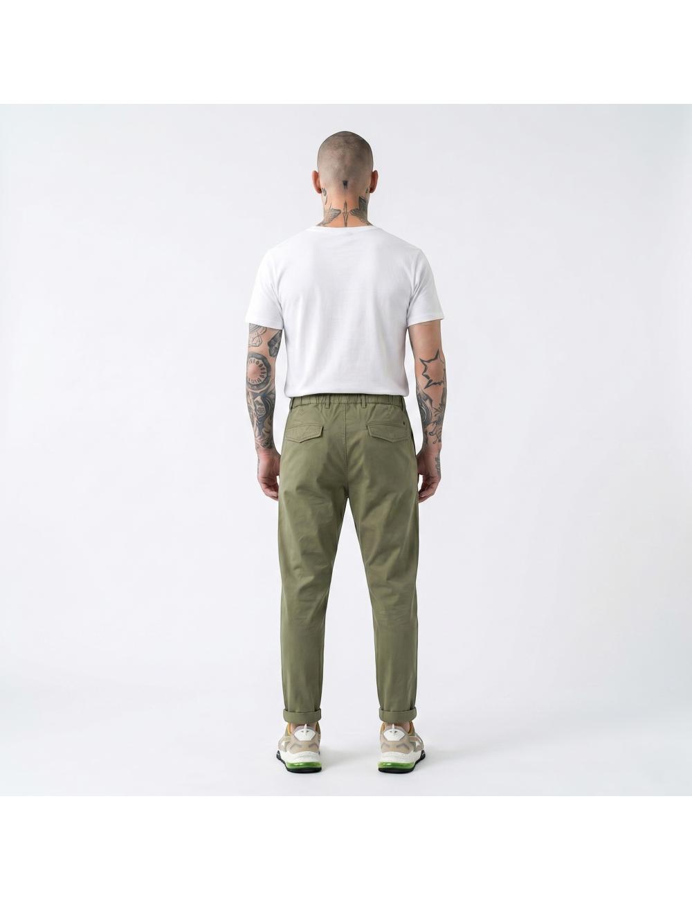 Outfit pantaloni verdi con...