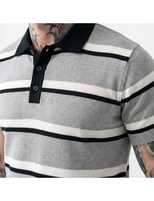 Outfit polo a righe maniche...